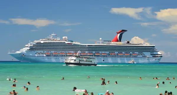 Carnival Liberty auf Reede