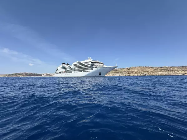 Seabourn Ovation auf Reede