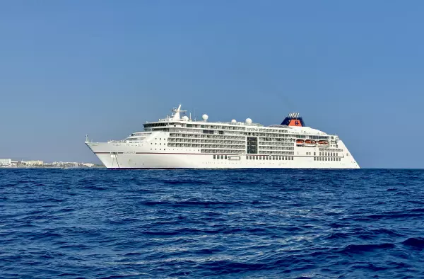 ms-europa-2-auf-reede
