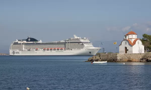 MSC Orchestra auf Reede