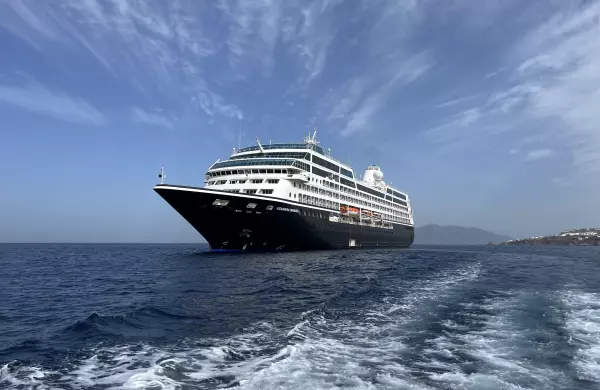 Azamara Onward auf Reede